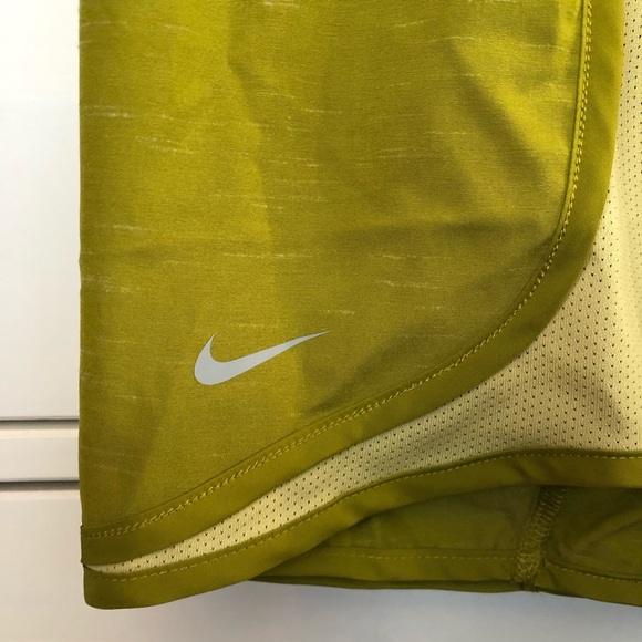 Women’s Nike Tempo Shorts - S - NEW WITH TAGS - Picture 3 of 6